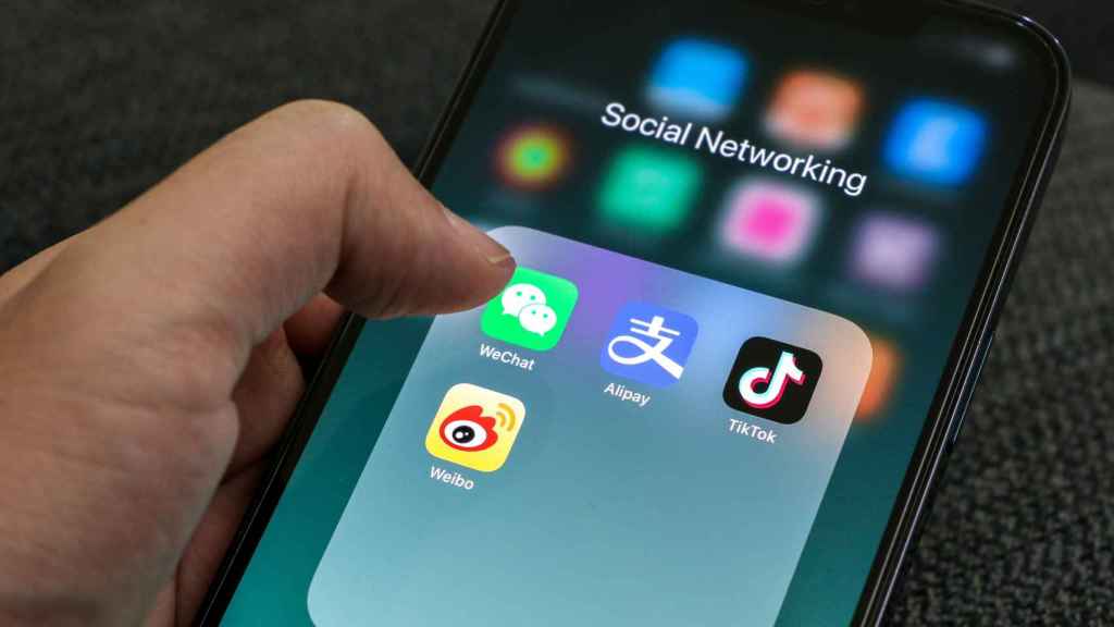 Aplicaciones chinas como Weibo, WeChat o TikTok en un teléfono móvil