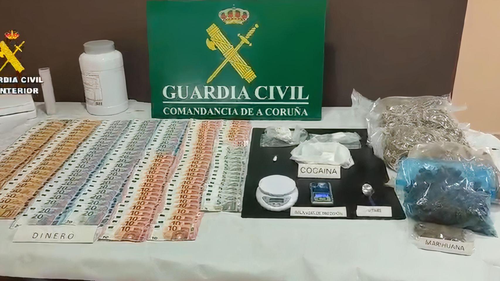 Imagen del dinero y las substancias incautadas en Rianxo.