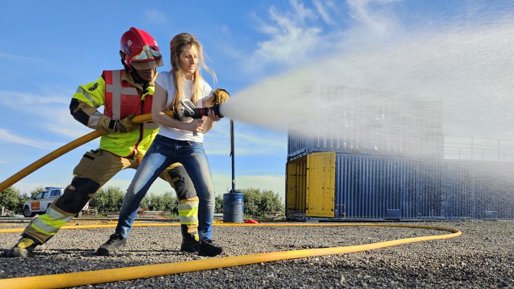 Una voluntaria en una de las demostraciones de extinción de fuego en exteriores.