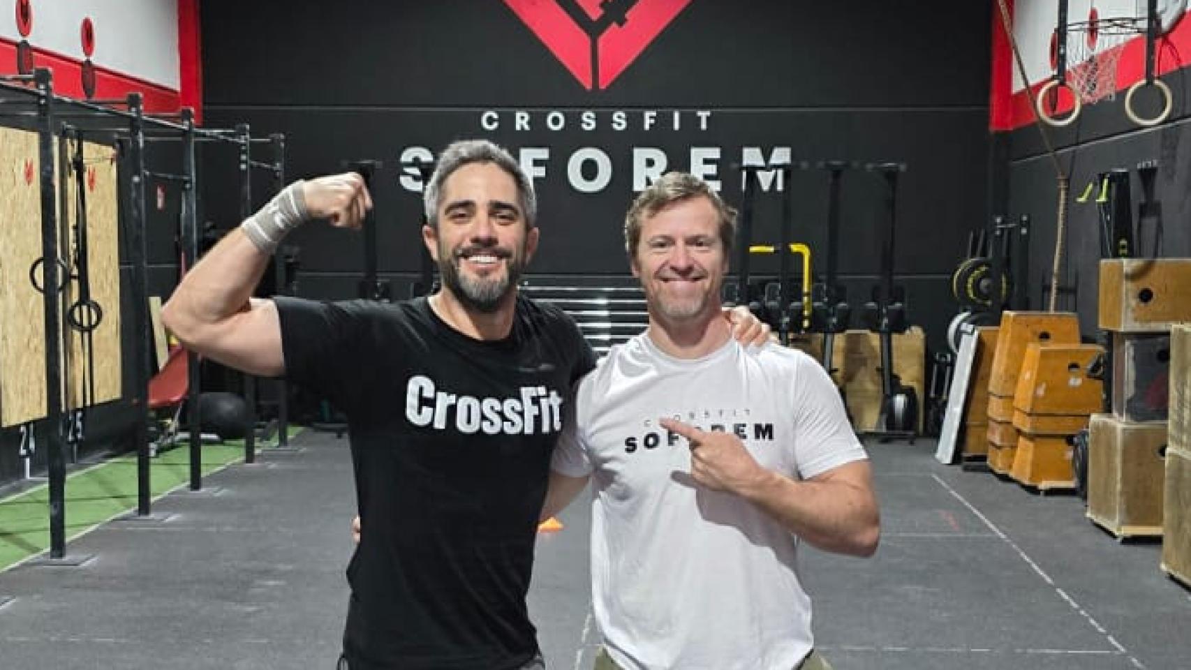 El presentador, Roberto Leal (i.), junto a su entrenador de CrossFit, Rafa Calleja.