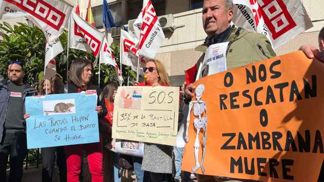 Manifestación de personal del Zambrana en las puerta de la Gerencia de Servicios Sociales de Castilla y León.