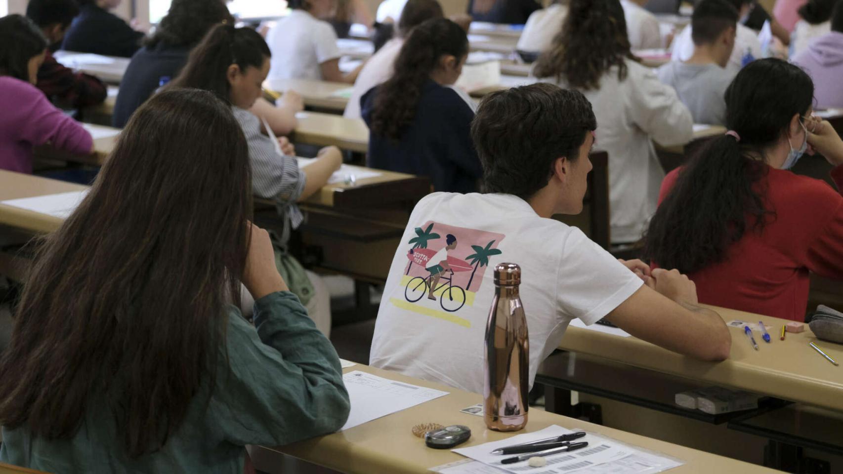 Imagen de archivo de alumnos en la universidad.