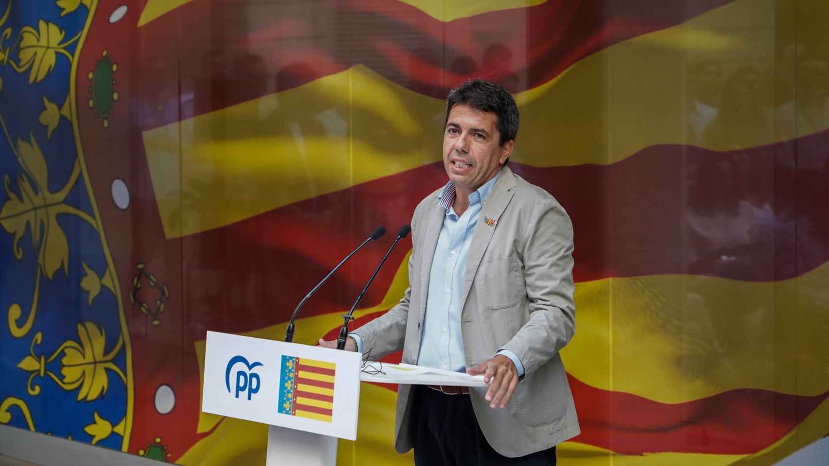 El presidente de la Generalitat Valenciana, Carlos Mazón, con la Senyera en una imagen de archivo. EE