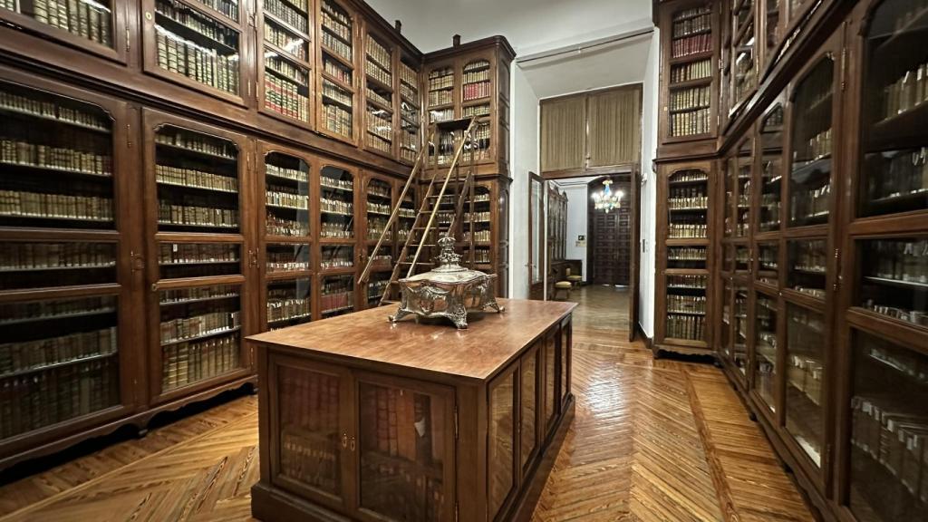 Una de las salas de la Real Biblioteca. En el centro, el recipiente que contiene el álbum de firmas de todos los alcaldes de España, regalo de boda para Alfonso XIII y Victoria Eugenia. Foto: F. D. Q.