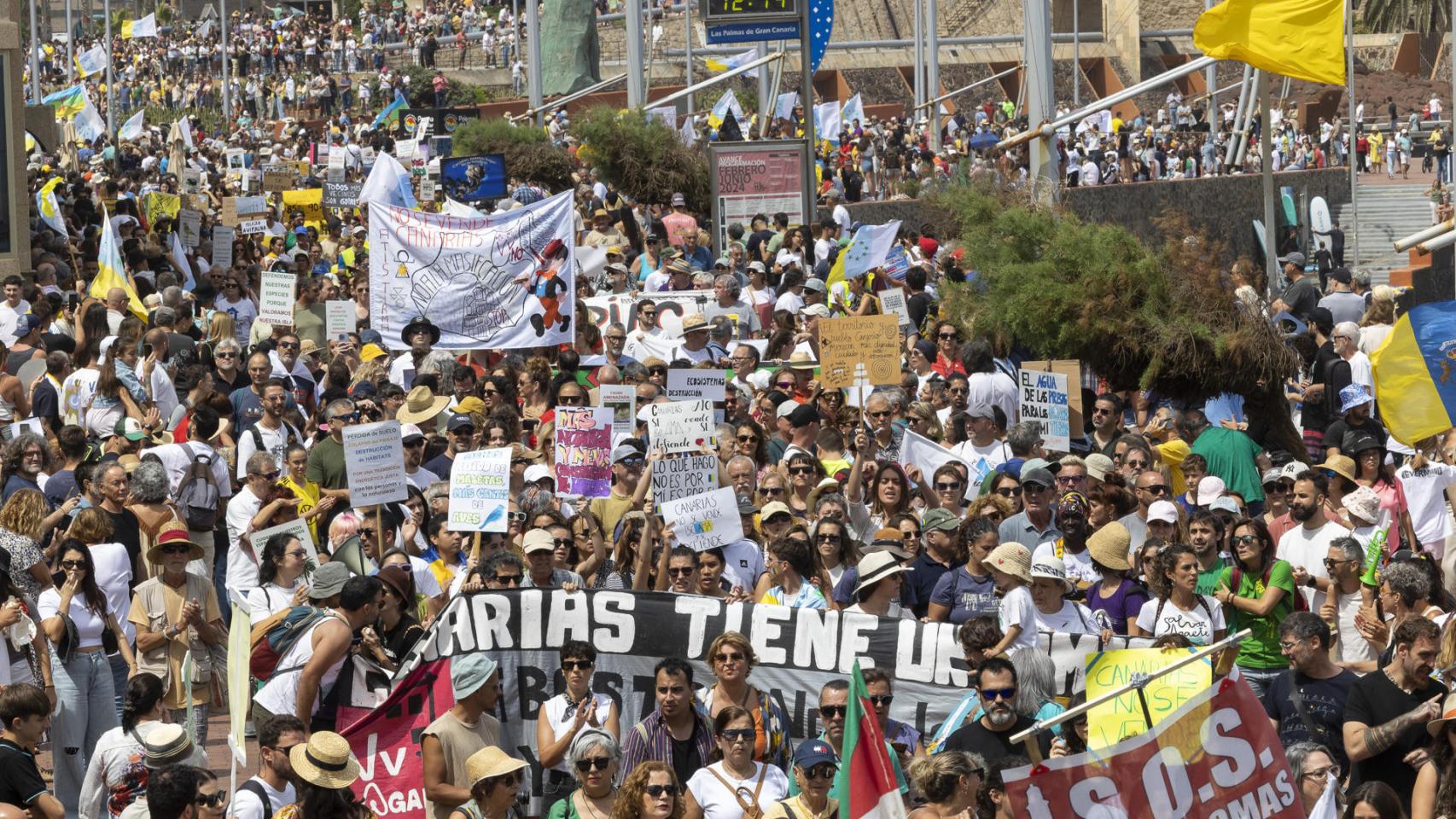 Los canarios se manifiestan en Las Palmas de Gran Canaria