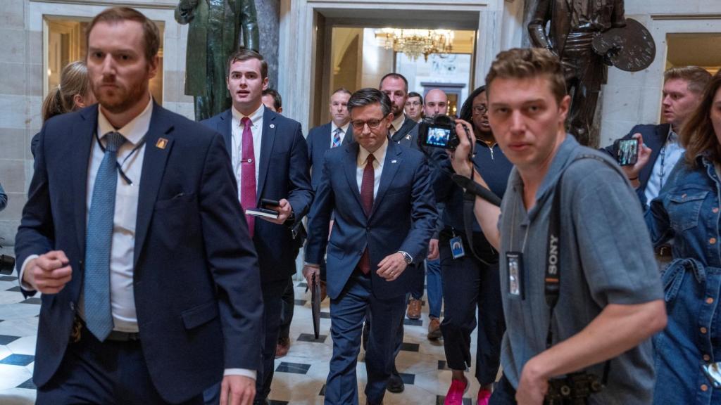 El presidente de la Cámara de Representantes de Estados Unidos, Mike Johnson, antes de votar la nueva ley ayuda exterior para Ucrania, Israel y Taiwán, en el Capitolio de Washington.