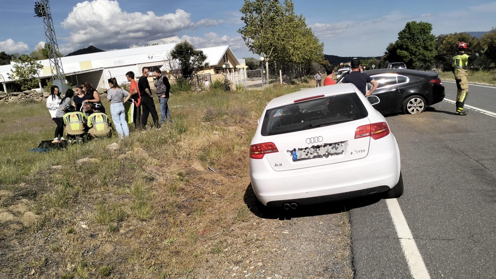 Los Bomberos de Ávila interviniendo en la salida de vía de un turismo