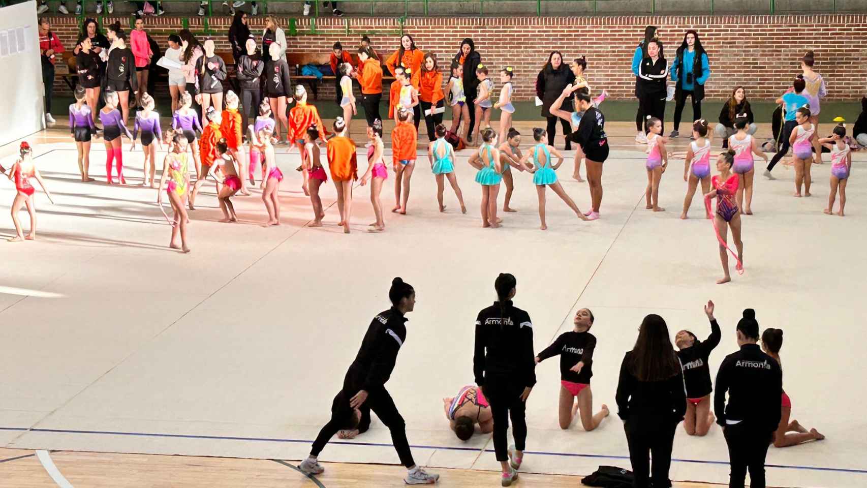 Los clubs de gimnasia rítmica preparándose para el torneo en Astorga