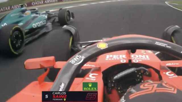 Toque entre Carlos Sainz y Fernando Alonso en la Sprint de China