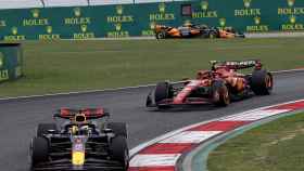 Carlos Sainz rueda tras Max Verstappen en el GP de China