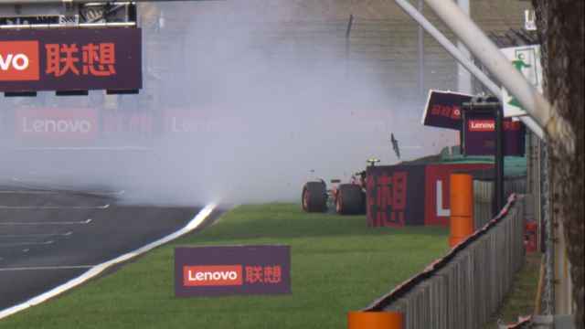 Así fue el accidente de Sainz en la clasificación del GP de China que provocó la bandera roja