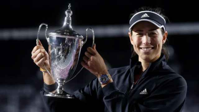 Garbiñe Muguruza levanta el trofeo de las WTA Finals.