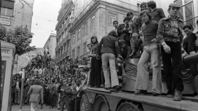 El pueblo portugués apoya el Movimiento de las Fuerzas Armadas (MFA). Foto: Museo Nacional Resistencia y Libertad