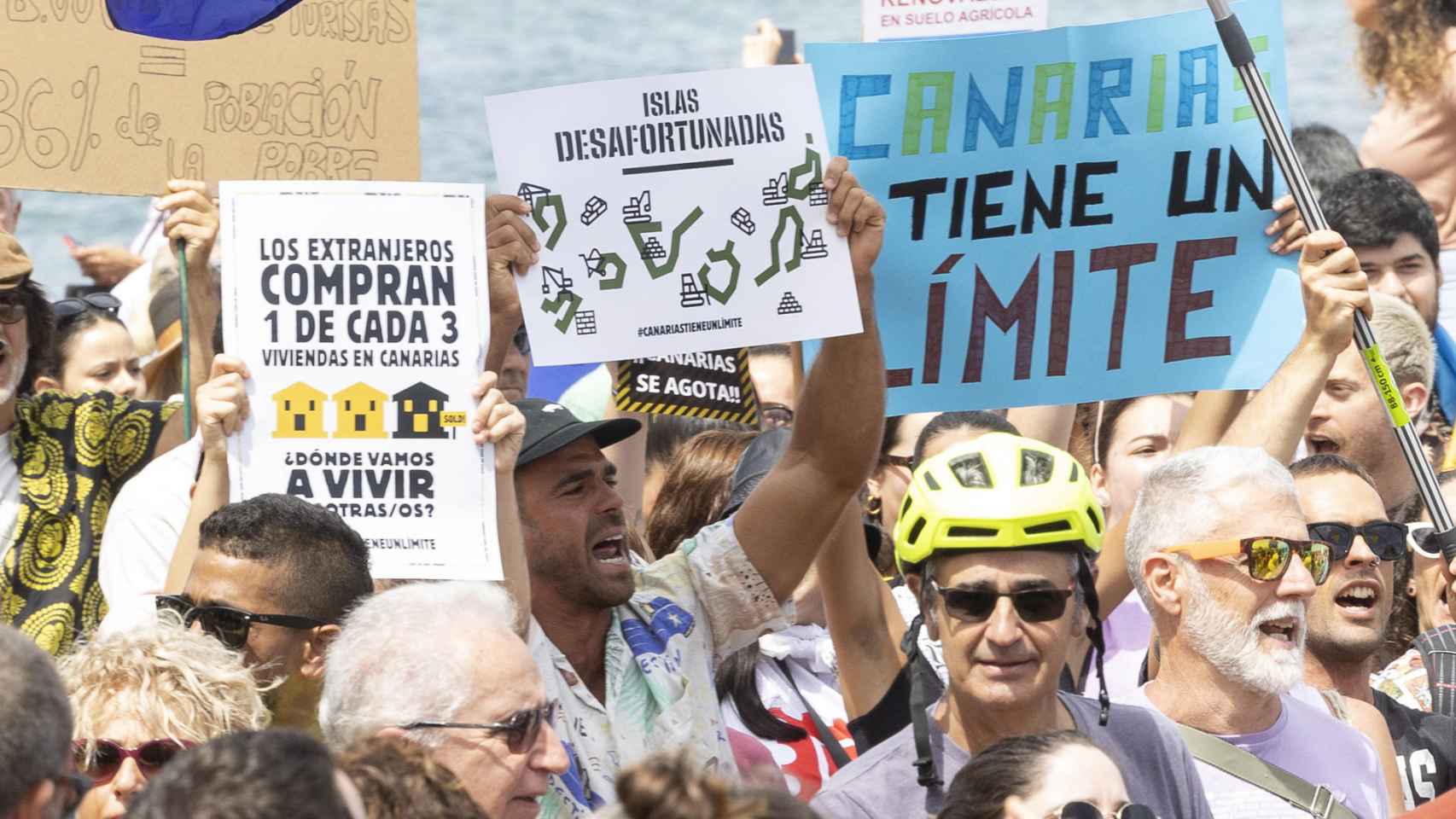 Manifestantes contra el turismo masivo en Canarias