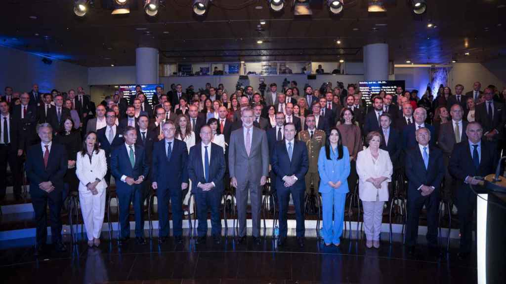 El Rey Felipe VI posa con los empresarios presentes en la inauguración de la IV edición de Wake up, Spain!