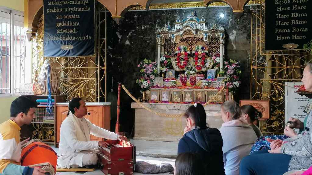 Devotos en el templo dedicado a Krishna durante el rito.