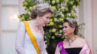 El baile de tiaras y vestidos de gala de Matilde de Bélgica y María Teresa de Luxemburgo: los mejores looks royal de la semana