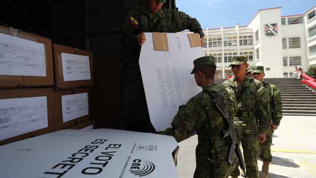 Soldados ecuatorianos despliegan material logístico para la realización de las votaciones del referéndum.