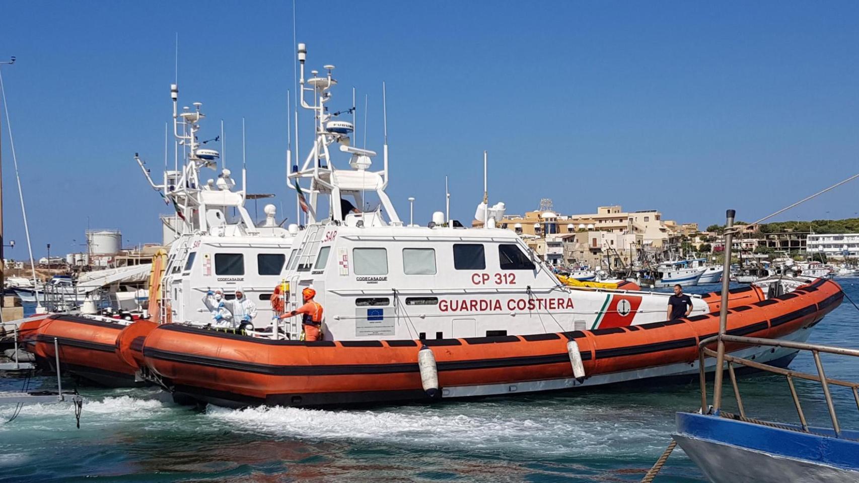 Fotografía de archivo de una embarcación de la Guardia Costera italiana.