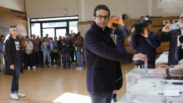 Elecciones en el País Vasco | El candidato de EH Bildu a lehendakari Pello Otxandiano ejerce su derecho al voto en un colegio  en Oxandio, Vizcaya.