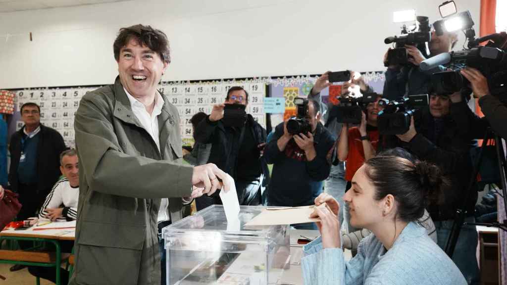 El candidato del PSE-EE a lehendakari, Eneko Andueza, deposita su voto en el colegio público Maestro Zubeldia de Portugalete (Vizcaya), este domingo.