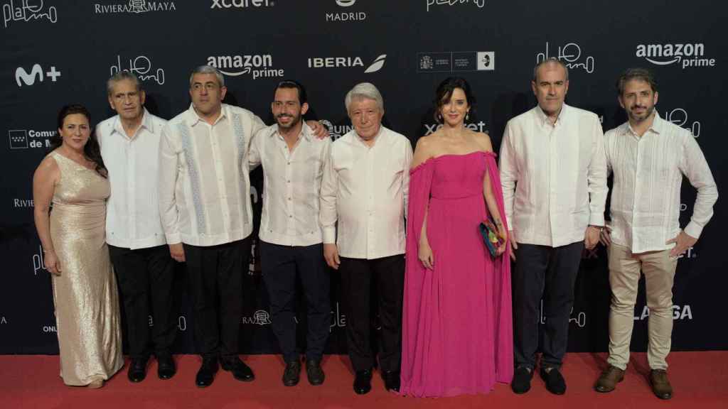 Isabel Díaz Ayuso junto con Enrique Cerezo y otros miembros de los Premios Platino.
