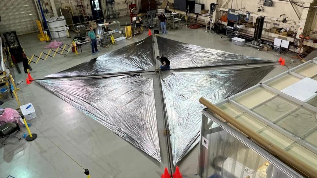 Vela en los laboratorios de la NASA antes de ser plegada para su viaje al espacio