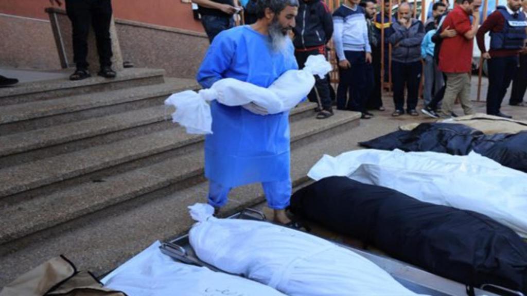Rescatan los 190 cadáveres de la fosa común hallada dentro del hospital Al-Nasser.