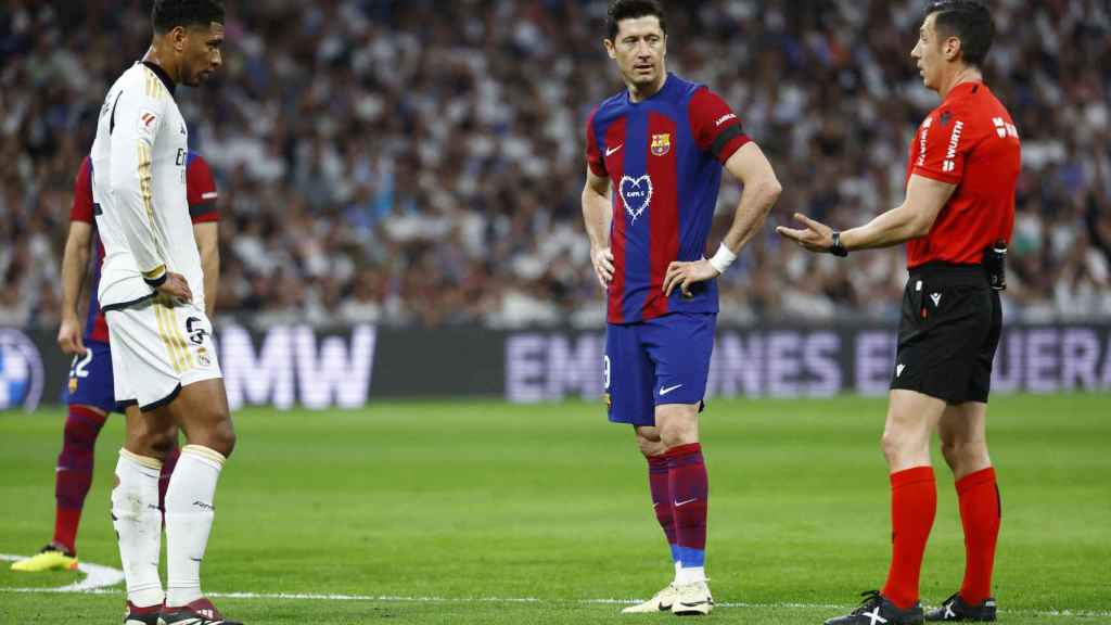Soto Grado espera al VAR por un posible gol fantasma del Barça.
