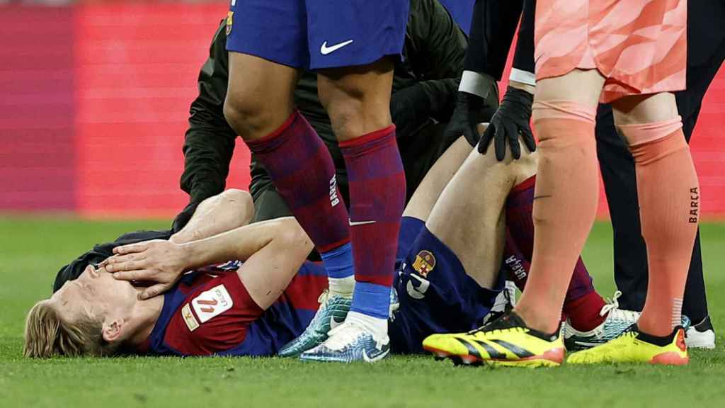 Frenkie de Jong se duele sobre el césped del Bernabéu.