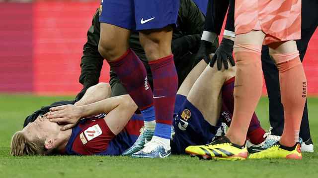 Frenkie de Jong se duele sobre el césped del Bernabéu.