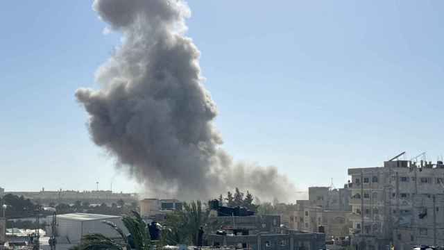 El humo se eleva tras los ataques israelíes en Rafah.