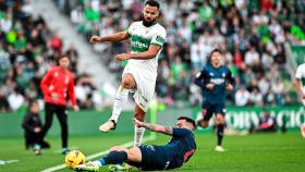 Mourad supera a un jugador del Sporting.