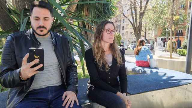 Jorge Pérez e Iracy Llinares, en un parque de Alicante, reflejan la desconexión que puede provocar el móvil.