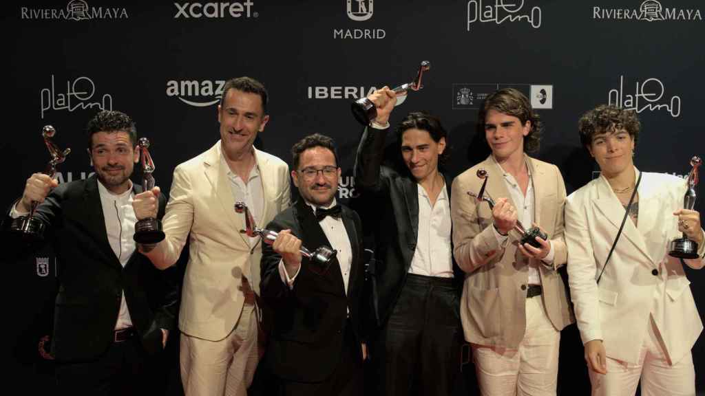 Juan Antonio Bayona y el equipo de 'La sociedad de la nieve' tras ganar el galardón a la mejor película en los Premios Platino 2024.