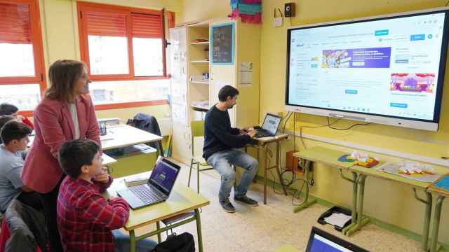 La consejera de Educación, Rocío Lucas, visita el colegio ‘Federico García Lorca’, donde ofrece datos sobre las últimas inversiones realizadas en tecnología por su departamento.