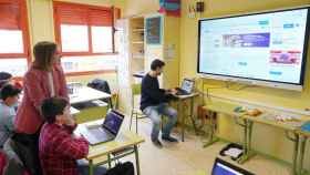 La consejera de Educación, Rocío Lucas, visita el colegio ‘Federico García Lorca’, donde ofrece datos sobre las últimas inversiones realizadas en tecnología por su departamento.