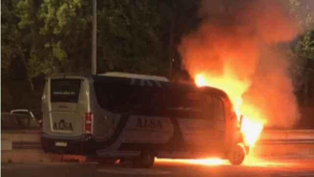 El microbús que se ha incendiado en León