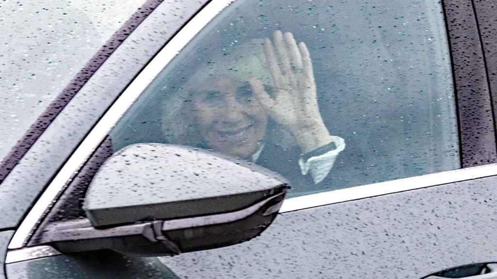 Camila, muy sonriente, ha saludado desde el coche.