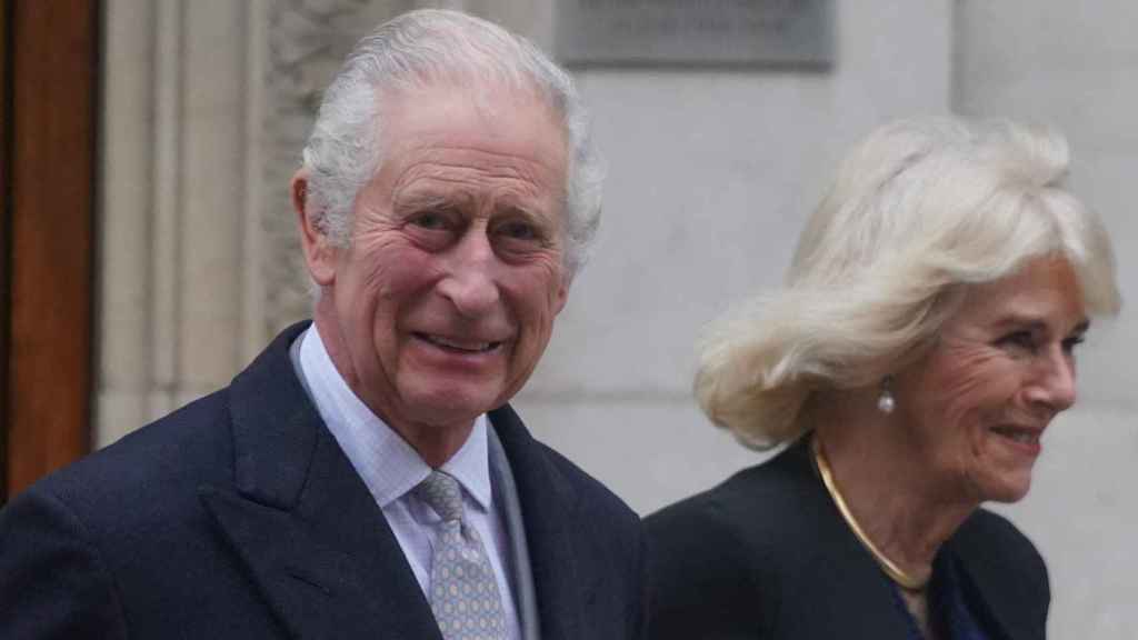 Carlos III y Camila saliendo del London Clinic el pasado enero.