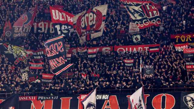 Aficionados del AC Milan durante un partido de la Europa League.