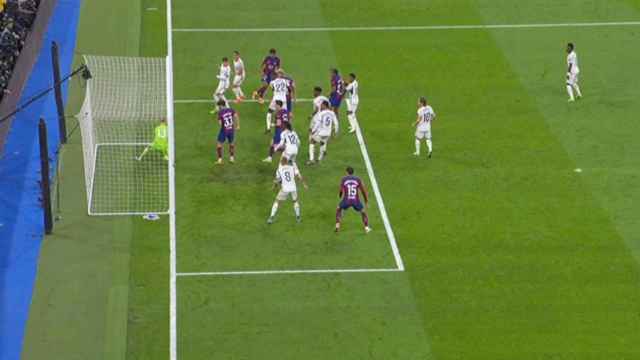 El VAR revisa un posible gol fantasma del FC Barcelona en El Clásico