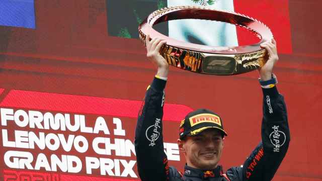 Verstappen, con el trofeo de ganador del GP de China.