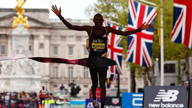 Alexander Mutiso cruza la línea de meta en la Maratón de Londres.