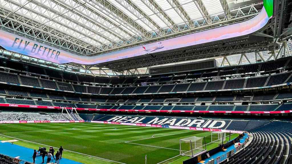 El videomarcador 360º del Bernabéu encendido