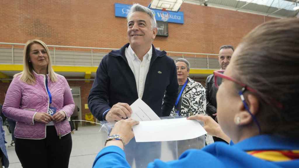Elecciones en el País Vasco | El candidato a Lehendakari del Partido Popular, Javier de Andrés, ejerce su derecho al voto.