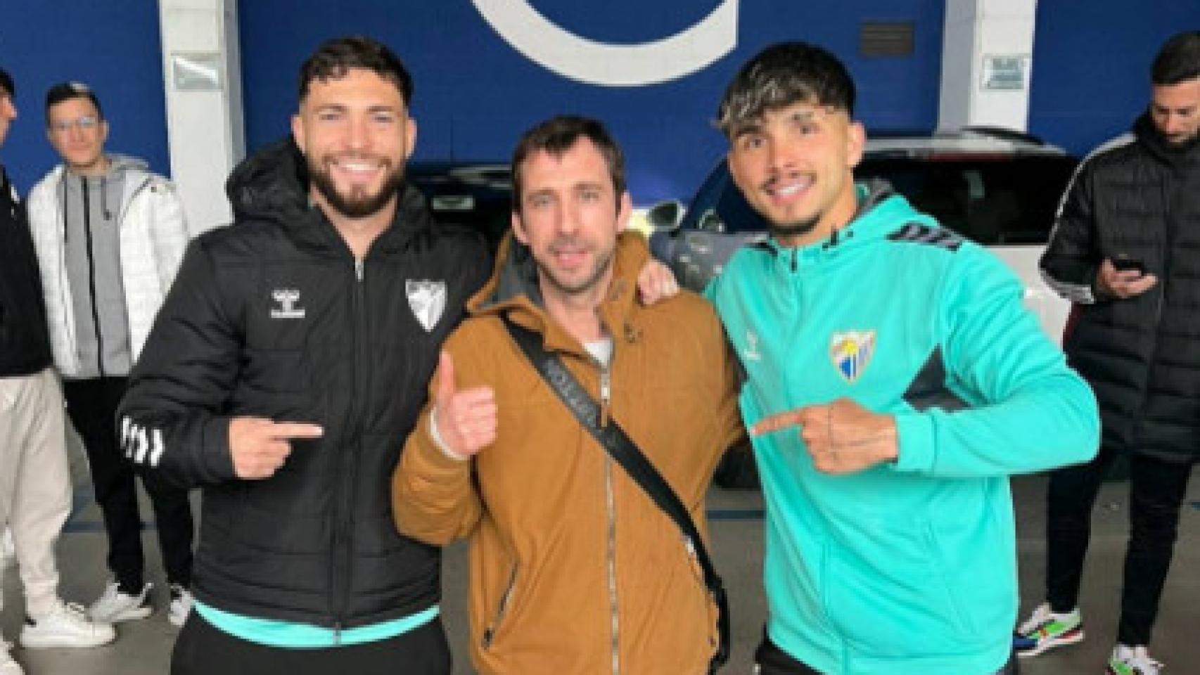 Jugadores del Málaga con el tapón de Nerja.