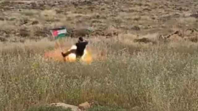 Captura de vídeo que muestra el momento en que explota la bandera palestina sobre el reservista.