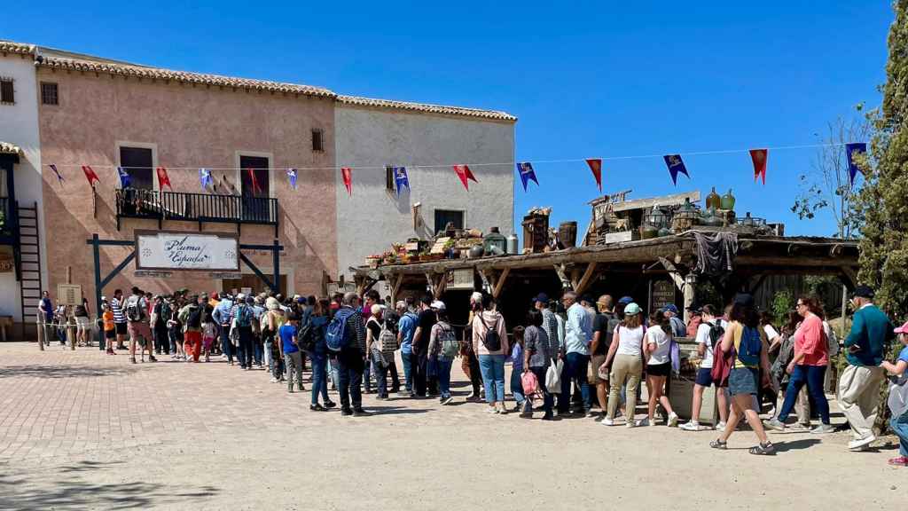 Decenas de personas esperando para acceder al espectáculo 'A Pluma y Espada' en el día de El Español en Puy du Fou.