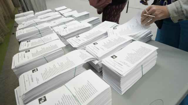 Ciudadanos ejercen su derecho al voto en las elecciones al Parlamento vasco.